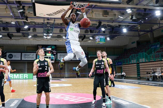33. Spieltag der easyCredit BBL Basketball Bundesliga am 04. Mai 2021in der Oberfrankenhalle in Bayreuth Bayern Deutschland Saison 2020-2021 Medi Bayreuth gegen Fraport Skyliners Frankfurt Nico Wenzl (Medi Bayreuth 2) links Kamari Murphy (Fraport Skyliners Frankfurt 21) mitte