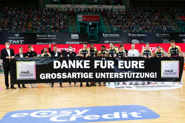 33. Spieltag der easyCredit BBL Basketball Bundesliga am 04. Mai 2021in der Oberfrankenhalle in Bayreuth Bayern Deutschland Saison 2020-2021 Medi Bayreuth gegen Fraport Skyliners Frankfurt Medi Bayreuth Spieler Bedanken sich für die Unterstützung!
