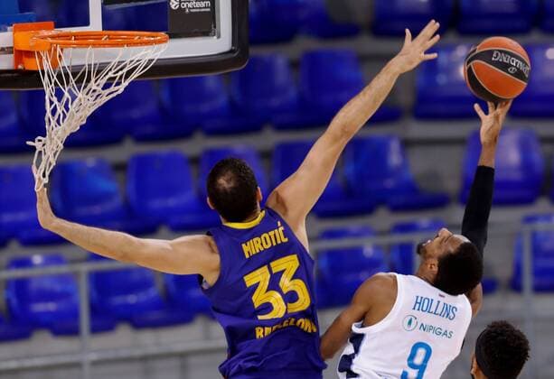 Barça s forward Nikola Mirotic (L) in action against Zenit s guard Austin Hollins (R) during the Euroleague basketball playoff match between FC Barcelona, Barca and Zenit St. Petersburg at Palau Blaugrana pavilion in Barcelona, Catalonia, Spain, 04 April 2021. FC Barcelona - Zenit St. Petersburg !ACHTUNG: NUR REDAKTIONELLE NUTZUNG!  Copyright: xEnricxFontcubertax GRAF9375 20210504-637557612550547113