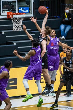 Deishuan Booker (BGG), Justus Hollatz (Towers), Aubrey Dawkins (BGG) 04.05.21, Hamburg Towers vs. BG Göttingen, Hamburg-Wilhelmsburg, edel-optics Arena, easyCredit BBL, Basketball Bundesliga, Saison 2020 2021, 33. Spieltag Â