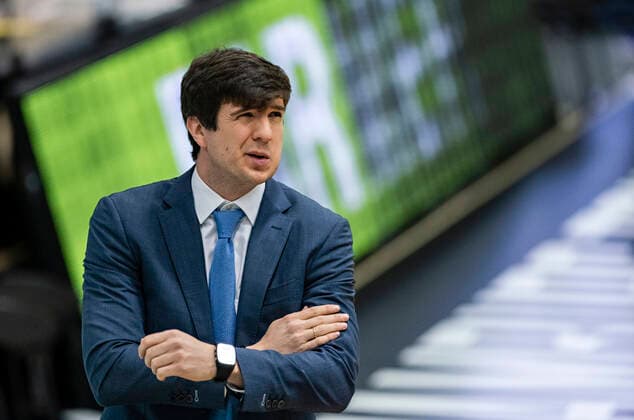 Sport Bilder des Tages Head Coach Pedro Calles (Towers) 04.05.21, Hamburg Towers vs. BG Göttingen, Hamburg-Wilhelmsburg, edel-optics Arena, easyCredit BBL, Basketball Bundesliga, Saison 2020 2021, 33. Spieltag Â