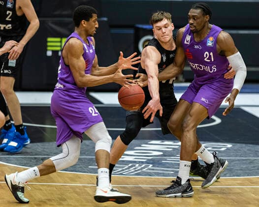 Aubrey Dawkins (BGG), Maik Kotsar (Towers), Tai Odiase (BGG) 04.05.21, Hamburg Towers vs. BG Göttingen, Hamburg-Wilhelmsburg, edel-optics Arena, easyCredit BBL, Basketball Bundesliga, Saison 2020 2021, 33. Spieltag Â