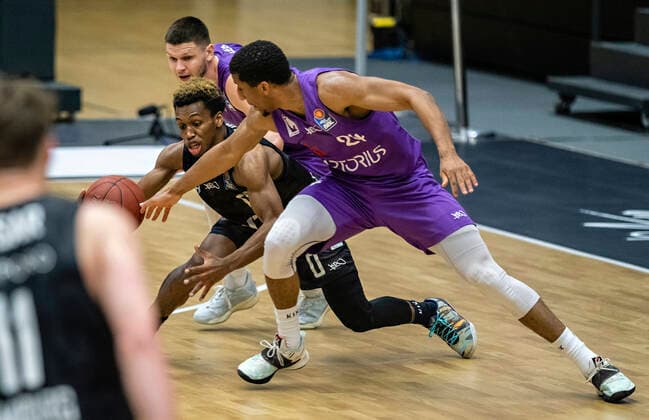 TJ Shorts (Towers), Rihards Lomazs (BGG), Aubrey Dawkins (BGG) 04.05.21, Hamburg Towers vs. BG Göttingen, Hamburg-Wilhelmsburg, edel-optics Arena, easyCredit BBL, Basketball Bundesliga, Saison 2020 2021, 33. Spieltag Â