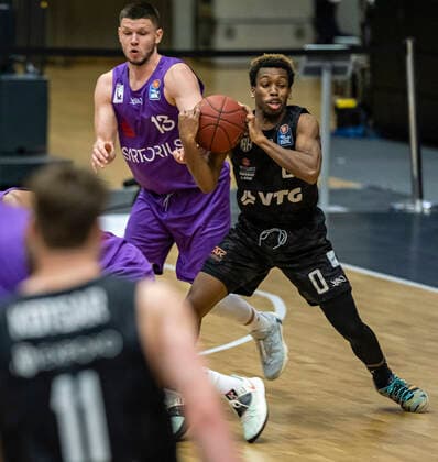 Rihards Lomazs (BGG), TJ Shorts (Towers) 04.05.21, Hamburg Towers vs. BG Göttingen, Hamburg-Wilhelmsburg, edel-optics Arena, easyCredit BBL, Basketball Bundesliga, Saison 2020 2021, 33. Spieltag Â
