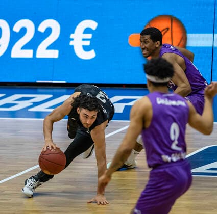 Max DiLeo (Towers),Aubrey Dawkins (BGG) 04.05.21, Hamburg Towers vs. BG Göttingen, Hamburg-Wilhelmsburg, edel-optics Arena, easyCredit BBL, Basketball Bundesliga, Saison 2020 2021, 33. Spieltag Â