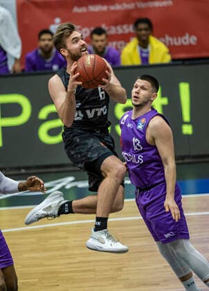 Patrick Spencer (Towers), Rihards Lomazs (BGG) 04.05.21, Hamburg Towers vs. BG Göttingen, Hamburg-Wilhelmsburg, edel-optics Arena, easyCredit BBL, Basketball Bundesliga, Saison 2020 2021, 33. Spieltag Â