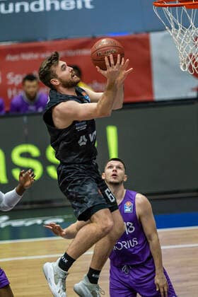 Patrick Spencer (Towers), Rihards Lomazs (BGG) 04.05.21, Hamburg Towers vs. BG Göttingen, Hamburg-Wilhelmsburg, edel-optics Arena, easyCredit BBL, Basketball Bundesliga, Saison 2020 2021, 33. Spieltag Â