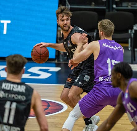 Patrick Spencer (Towers), Mathis Mönninghoff (BGG) 04.05.21, Hamburg Towers vs. BG Göttingen, Hamburg-Wilhelmsburg, edel-optics Arena, easyCredit BBL, Basketball Bundesliga, Saison 2020 2021, 33. Spieltag Â