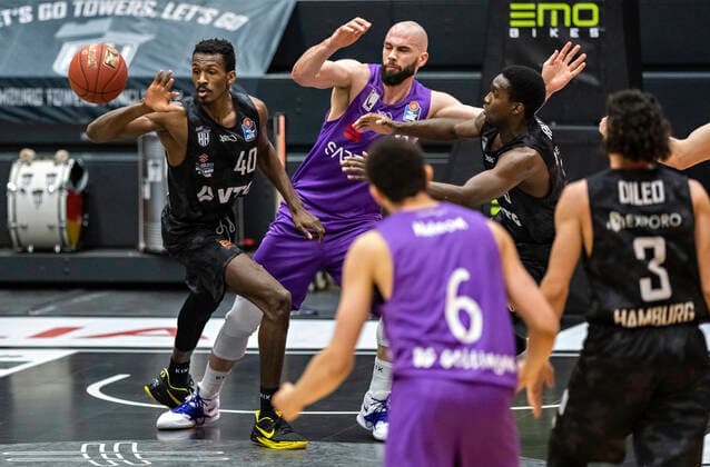 Zac Cuthbertson (Towers), Dennis Kramer (BGG), Osaro Jürgen Rich (Towers) 04.05.21, Hamburg Towers vs. BG Göttingen, Hamburg-Wilhelmsburg, edel-optics Arena, easyCredit BBL, Basketball Bundesliga, Saison 2020 2021, 33. Spieltag Â