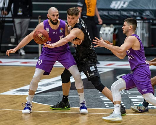 Dennis Kramer (BGG), Maik Kotsar (Towers), Rihards Lomazs (BGG) 04.05.21, Hamburg Towers vs. BG Göttingen, Hamburg-Wilhelmsburg, edel-optics Arena, easyCredit BBL, Basketball Bundesliga, Saison 2020 2021, 33. Spieltag Â