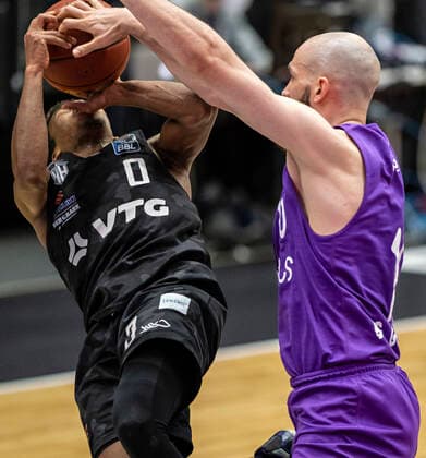 TJ Shorts (Towers), Dennis Kramer (BGG) 04.05.21, Hamburg Towers vs. BG Göttingen, Hamburg-Wilhelmsburg, edel-optics Arena, easyCredit BBL, Basketball Bundesliga, Saison 2020 2021, 33. Spieltag Â