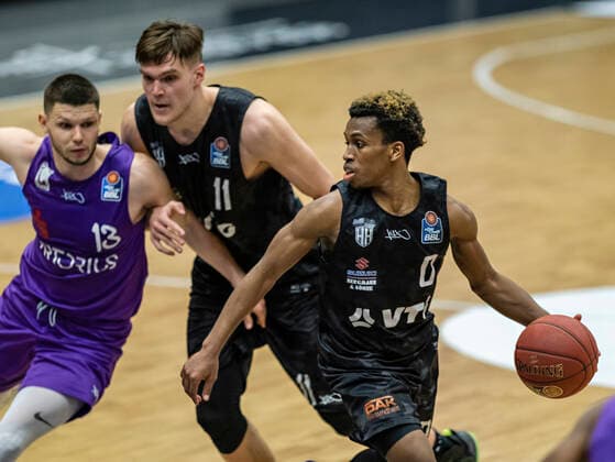 Rihards Lomazs (BGG), Maik Kotsar (Towers), TJ Shorts (Towers) 04.05.21, Hamburg Towers vs. BG Göttingen, Hamburg-Wilhelmsburg, edel-optics Arena, easyCredit BBL, Basketball Bundesliga, Saison 2020 2021, 33. Spieltag Â