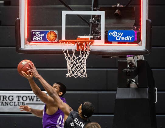 Die Zeit ist abgelaufen, das Spiel ist zu Ende. Terry Allen (Towers) hindert Aubrey Dawkins (BGG) am Korbleger. 04.05.21, Hamburg Towers vs. BG Göttingen, Hamburg-Wilhelmsburg, edel-optics Arena, easyCredit BBL, Basketball Bundesliga, Saison 2020 2021, 33. Spieltag Â