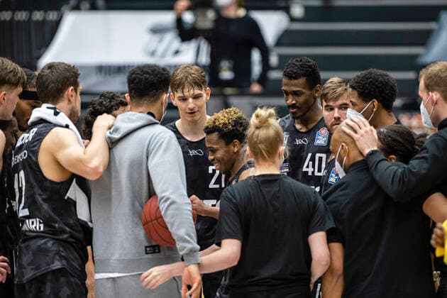 Siegerkreis Towers, in der Mitte freut sich TJ Shorts (Towers) 04.05.21, Hamburg Towers vs. BG Göttingen, Hamburg-Wilhelmsburg, edel-optics Arena, easyCredit BBL, Basketball Bundesliga, Saison 2020 2021, 33. Spieltag Â