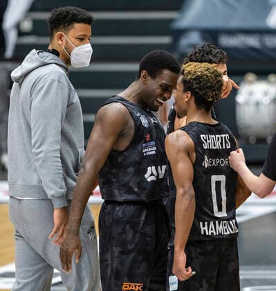 Siegerfreude bei Osaro Jürgen Rich (Towers) und TJ Shorts (Towers) 04.05.21, Hamburg Towers vs. BG Göttingen, Hamburg-Wilhelmsburg, edel-optics Arena, easyCredit BBL, Basketball Bundesliga, Saison 2020 2021, 33. Spieltag Â
