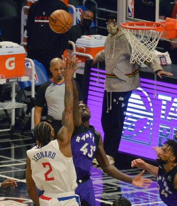 Los Angeles Clippers forward Kawhi Leonard (2) scores on Toronto Raptors forward Pascal Siakam (43) during the second half at Staples Center in Los Angeles on Tuesday, May 4, 2021. The Clippers defeated the Raptors 105-100 to end a three-game losing streak.  LAP2021050405 JIMxRUYMEN