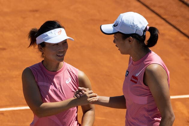 (210505) -- MADRID, May 5, 2021 -- Xu Yifan (L) Zhang Shuai communicate during the women s quarter-final between Xu Yifan Zhang Shuai of China and Barbora Krejcikova Katerina Siniakova of the Czech Republic at Madrid Open in Madrid, Spain, May 5, 2021. ) (SP)SPAIN-MADRID-TENNIS-MADRID OPEN-WOMEN S DOUBLES MengxDingbo 