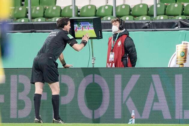 Schiedsrichter Manuel GRAEFE (Gräfe, GER) ueberprueft eine umstrittene Elfmeter Situation, Szene, auf dem Monitor, Video Schirm; Bildschirm; VAR; Video Assistent Referee, Videobeweis; Video-Assistent; Fussball DFB Pokal Halbfinale, SV Werder Bremen (HB) - RB Leipzig (L) 1:2 nach Verlaengerung, am 30.04.2021 in Bremen Deutschland.