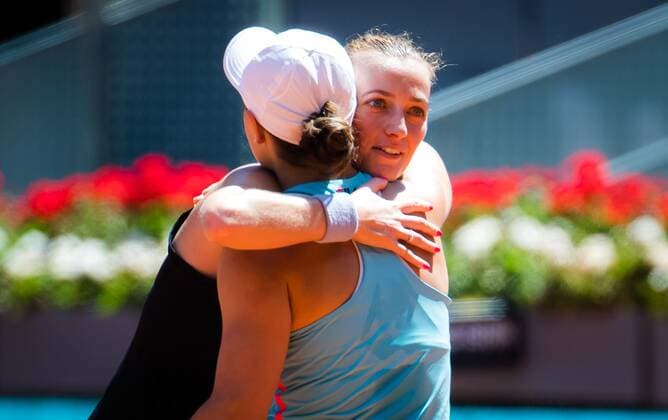 Mandatory Credit: Photo by Rob Prange Shutterstock (11888286aq) Petra Kvitova of the Czech Republic & Ashleigh Barty of Australia at the net after the quarter-finals of the 2021 Mutua Madrid Open WTA, Tennis Damen 1000 tournament Mutua Madrid Open, Tennis, La Caja Magica, Madrid, Spain - 05 May 2021 Mutua Madrid Open, Tennis, La Caja Magica, Madrid, Spain - 05 May 2021  Copyright: xRobxPrange Shutterstockx 11888286aq