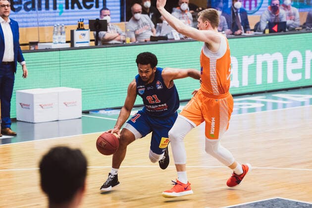 easyCredit-BBL: 33. Spieltag - RASTA Vechta vs. SYNTAINICS MBC, 05.05.2021 Quinton Hooker (SYNTAINICS MBC, 21), Bjoern Thomas Rohwer (RASTA Vechta, 22); easyCredit-BBL: 33. Spieltag - RASTA Vechta vs. SYNTAINICS MBC am 05.05.2021 in Vechta (RASTA Dome), Germany, Copyright: xBEAUTIFULxSPORTS Neddermannx