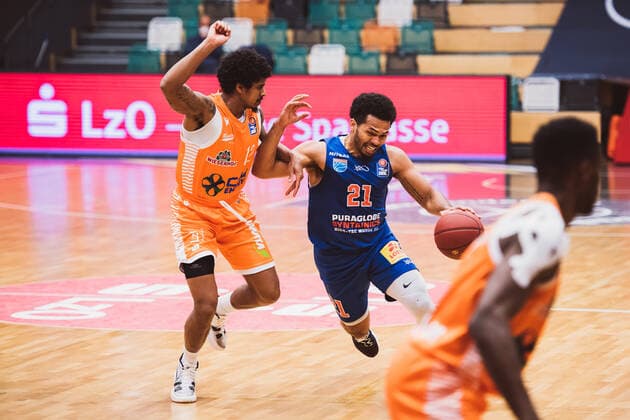 easyCredit-BBL: 33. Spieltag - RASTA Vechta vs. SYNTAINICS MBC, 05.05.2021 Edgar Sosa (RASTA Vechta, 12), Quinton Hooker (SYNTAINICS MBC, 21); easyCredit-BBL: 33. Spieltag - RASTA Vechta vs. SYNTAINICS MBC am 05.05.2021 in Vechta (RASTA Dome), Germany, Copyright: xBEAUTIFULxSPORTS Neddermannx