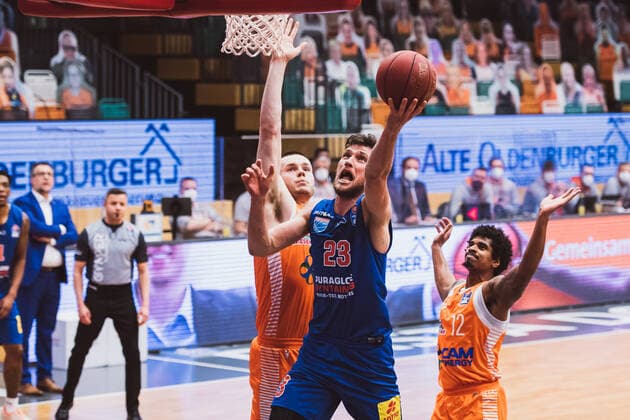 easyCredit-BBL: 33. Spieltag - RASTA Vechta vs. SYNTAINICS MBC, 05.05.2021 Will Vorhees (RASTA Vechta, 41), Michal Michalak (SYNTAINICS MBC, 23), Edgar Sosa (RASTA Vechta, 12); easyCredit-BBL: 33. Spieltag - RASTA Vechta vs. SYNTAINICS MBC am 05.05.2021 in Vechta (RASTA Dome), Germany, Copyright: xBEAUTIFULxSPORTS Neddermannx