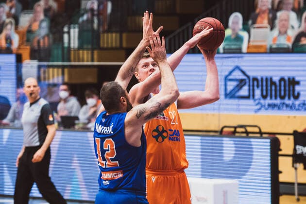 easyCredit-BBL: 33. Spieltag - RASTA Vechta vs. SYNTAINICS MBC, 05.05.2021 Djordje Pantelic (SYNTAINICS MBC, 12), Bjoern Thomas Rohwer (RASTA Vechta, 22); easyCredit-BBL: 33. Spieltag - RASTA Vechta vs. SYNTAINICS MBC am 05.05.2021 in Vechta (RASTA Dome), Germany, Copyright: xBEAUTIFULxSPORTS Neddermannx