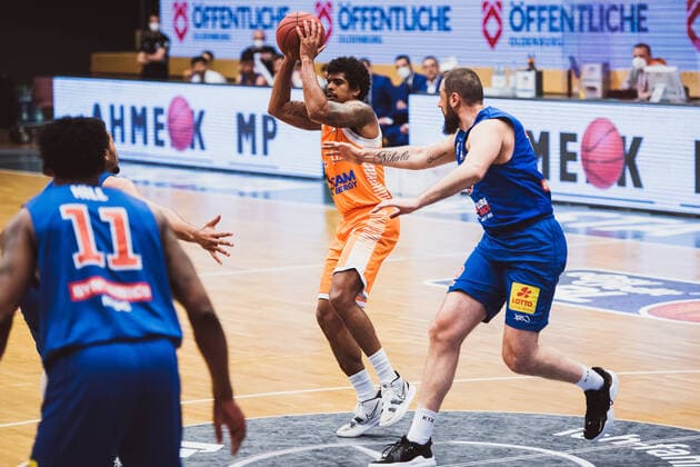 easyCredit-BBL: 33. Spieltag - RASTA Vechta vs. SYNTAINICS MBC, 05.05.2021 Edgar Sosa (RASTA Vechta, 12), Djordje Pantelic (SYNTAINICS MBC, 12); easyCredit-BBL: 33. Spieltag - RASTA Vechta vs. SYNTAINICS MBC am 05.05.2021 in Vechta (RASTA Dome), Germany, Copyright: xBEAUTIFULxSPORTS Neddermannx