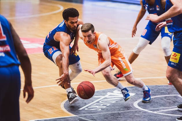 easyCredit-BBL: 33. Spieltag - RASTA Vechta vs. SYNTAINICS MBC, 05.05.2021 Quinton Hooker (SYNTAINICS MBC, 21), Jannes Hundt (RASTA Vechta, 20); easyCredit-BBL: 33. Spieltag - RASTA Vechta vs. SYNTAINICS MBC am 05.05.2021 in Vechta (RASTA Dome), Germany, Copyright: xBEAUTIFULxSPORTS Neddermannx