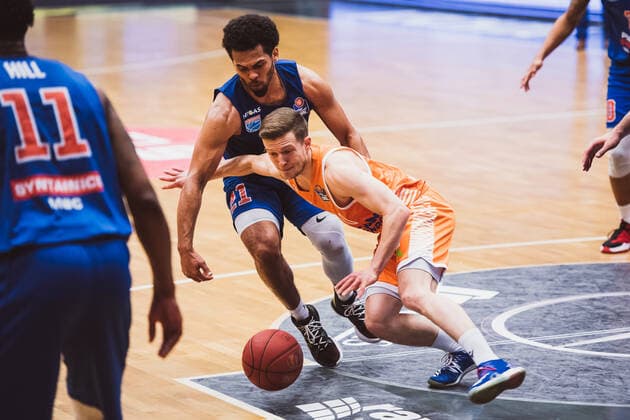 Sport Bilder des Tages easyCredit-BBL: 33. Spieltag - RASTA Vechta vs. SYNTAINICS MBC, 05.05.2021 Quinton Hooker (SYNTAINICS MBC, 21), Jannes Hundt (RASTA Vechta, 20); easyCredit-BBL: 33. Spieltag - RASTA Vechta vs. SYNTAINICS MBC am 05.05.2021 in Vechta (RASTA Dome), Germany, Copyright: xBEAUTIFULxSPORTS Neddermannx