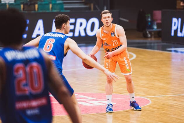 easyCredit-BBL: 33. Spieltag - RASTA Vechta vs. SYNTAINICS MBC, 05.05.2021 Marko Krstanovic (SYNTAINICS MBC, 6), Jannes Hundt (RASTA Vechta, 20); easyCredit-BBL: 33. Spieltag - RASTA Vechta vs. SYNTAINICS MBC am 05.05.2021 in Vechta (RASTA Dome), Germany, Copyright: xBEAUTIFULxSPORTS Neddermannx