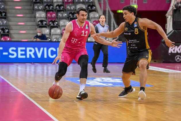 easyCredit BBL, Telekom Baskets Bonn vs. Basketball Loewen Braunschweig, 05.05.2021 Anthony DiLeo (Telekom Baskets Bonn 11), James Robinson III (Basketball Loewen Braunschweig 8), easyCredit BBL, Telekom Baskets Bonn vs. Basketball Loewen Braunschweig am 05.05.2021 im Telekom Dome Bonn, Bonn (Nordrhein-Westfalen) Copyright: xBEAUTIFULxSPORTS Mueller-Laschetx