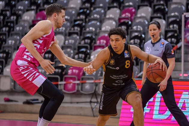 easyCredit BBL, Telekom Baskets Bonn vs. Basketball Loewen Braunschweig, 05.05.2021 James Robinson (Basketball Löwen Braunschweig, 8), Strahinja Micovic (Telekom Baskets Bonn, 4), easyCredit BBL, Telekom Baskets Bonn vs. Basketball Loewen Braunschweig am 05.05.2021 im Telekom Dome Bonn, Bonn (Nordrhein-Westfalen) Copyright: xBEAUTIFULxSPORTS Mueller-Laschetx