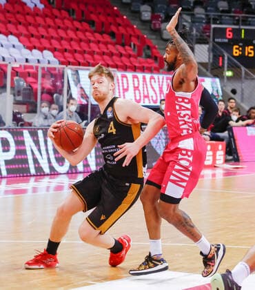 Sport Bilder des Tages Luc van Slooten (Basketball Loewen Braunschweig 04) im Zweikampf mit Alex Hamilton (Telekom Baskets Bonn, 00). Telekom Baskets Bonn vs. Basketball Loewen Braunschweig, Herren, Basketball, Bundesliga, 33. Spieltag, 2020 2021, 04.05.2021 Telekom Baskets Bonn vs. Basketball Loewen Braunschweig, Herren, Basketball, Bundesliga, 33.Spieltag, 2020 2021, 04.05.2021 Bonn Copyright: xJulianxMeusel Eibner-Pressefotox EP_JML