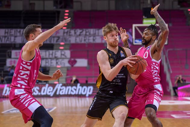 easyCredit BBL, Telekom Baskets Bonn vs. Basketball Loewen Braunschweig, 05.05.2021 Luc van Slooten (Basketball Löwen Braunschweig, 04), Alex Hamilton (Telekom Baskets Bonn, 0), easyCredit BBL, Telekom Baskets Bonn vs. Basketball Loewen Braunschweig am 05.05.2021 im Telekom Dome Bonn, Bonn (Nordrhein-Westfalen) Copyright: xBEAUTIFULxSPORTS Mueller-Laschetx