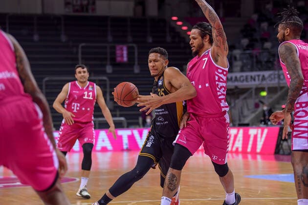 easyCredit BBL, Telekom Baskets Bonn vs. Basketball Loewen Braunschweig, 05.05.2021 Karim Jallow (Basketball Löwen Braunschweig, 35), Chris Babb (Telekom Baskets Bonn, 7), easyCredit BBL, Telekom Baskets Bonn vs. Basketball Loewen Braunschweig am 05.05.2021 im Telekom Dome Bonn, Bonn (Nordrhein-Westfalen) Copyright: xBEAUTIFULxSPORTS Mueller-Laschetx