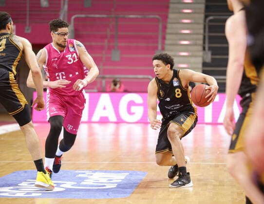 Isaiah Philmore Telekom Baskets Bonn vs. James Robinson Basketball Löwen Braunschweig easyCredit BBL 1. Bundesliga , Saison 2020 2021 , 33. Spieltag