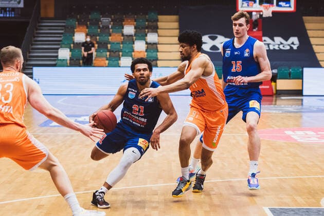 easyCredit-BBL: 33. Spieltag - RASTA Vechta vs. SYNTAINICS MBC, 05.05.2021 Quinton Hooker (SYNTAINICS MBC, 21), Jordan Kahlil Barnett (RASTA Vechta, 21), Philipp Hartwich (SYNTAINICS MBC, 15); easyCredit-BBL: 33. Spieltag - RASTA Vechta vs. SYNTAINICS MBC am 05.05.2021 in Vechta (RASTA Dome), Germany, Copyright: xBEAUTIFULxSPORTS Neddermannx