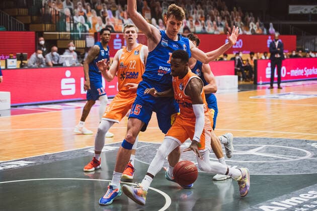 easyCredit-BBL: 33. Spieltag - RASTA Vechta vs. SYNTAINICS MBC, 05.05.2021 Philipp Hartwich (SYNTAINICS MBC, 15), Joshua Adam Young (RASTA Vechta, 8); easyCredit-BBL: 33. Spieltag - RASTA Vechta vs. SYNTAINICS MBC am 05.05.2021 in Vechta (RASTA Dome), Germany, Copyright: xBEAUTIFULxSPORTS Neddermannx