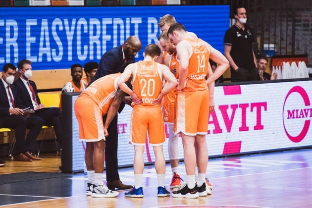 easyCredit-BBL: 33. Spieltag - RASTA Vechta vs. SYNTAINICS MBC, 05.05.2021 Derrick Allen (RASTA Vechta, Head Coach), Edgar Sosa (RASTA Vechta, 12), Jannes Hundt (RASTA Vechta, 20), Bjoern Thomas Rohwer (RASTA Vechta, 22), Robin Manuel Christen (RASTA Vechta, 33), Philipp Herkenhoff (RASTA Vechta, 14); easyCredit-BBL: 33. Spieltag - RASTA Vechta vs. SYNTAINICS MBC am 05.05.2021 in Vechta (RASTA Dome), Germany, Copyright: xBEAUTIFULxSPORTS Neddermannx