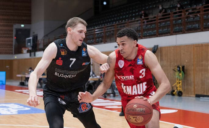 05.05.2021, Basketball, BBL 2020 2021, 33. Spieltag, s.Oliver Wuerzburg - NINERS Chemnitz, GER, Wuerzburg, s.Oliver Arena, Bild: v. li. Jonas Richter (NINERS Chemnitz) und Tyson Ward (s.Oliver Wuerzburg) Copyright: HMBxMedia xHeikoxBecker