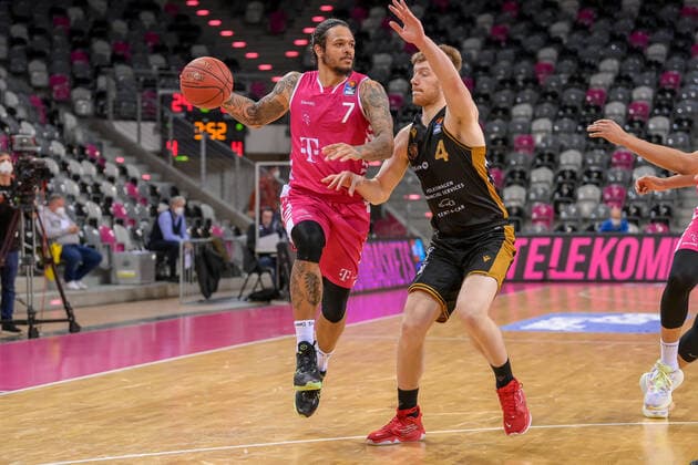 easyCredit BBL, Telekom Baskets Bonn vs. Basketball Loewen Braunschweig, 05.05.2021 Chris Babb (Telekom Baskets Bonn 7), Luc van Slooten (Basketball Loewen Braunschweig 11), easyCredit BBL, Telekom Baskets Bonn vs. Basketball Loewen Braunschweig am 05.05.2021 im Telekom Dome Bonn, Bonn (Nordrhein-Westfalen) Copyright: xBEAUTIFULxSPORTS Mueller-Laschetx