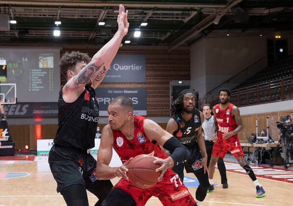 05.05.2021, Basketball, BBL 2020 2021, 33. Spieltag, s.Oliver Wuerzburg - NINERS Chemnitz, GER, Wuerzburg, s.Oliver Arena, Bild: v. li. Dominique Johnson (NINERS Chemnitz) und Alex King (s.Oliver Wuerzburg) Copyright: HMBxMedia xHeikoxBecker