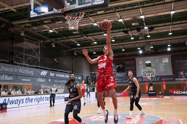 05.05.2021, Basketball, BBL 2020 2021, 33. Spieltag, s.Oliver Wuerzburg - NINERS Chemnitz, GER, Wuerzburg, s.Oliver Arena, Bild: v. li. Marcus Thornton (NINERS Chemnitz) und Tyson Ward (s.Oliver Wuerzburg) Copyright: HMBxMedia xHeikoxBecker