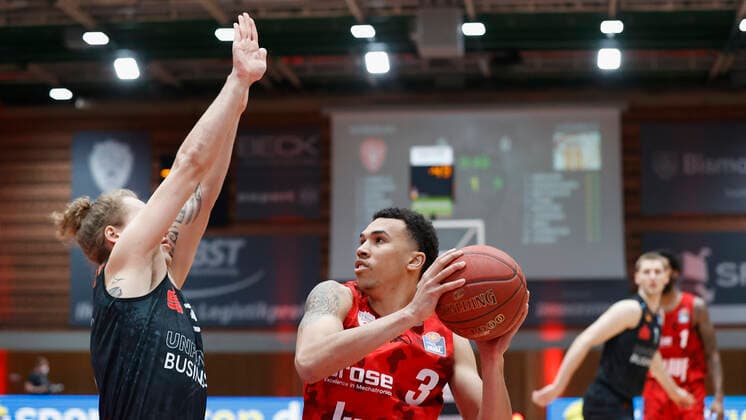 05.05.2021, Basketball, BBL 2020 2021, 33. Spieltag, s.Oliver Wuerzburg - NINERS Chemnitz, GER, Wuerzburg, s.Oliver Arena, Bild: v. li. Malte Ziegenhagen (NINERS Chemnitz) und Tyson Ward (s.Oliver Wuerzburg) Copyright: HMBxMedia xHeikoxBecker