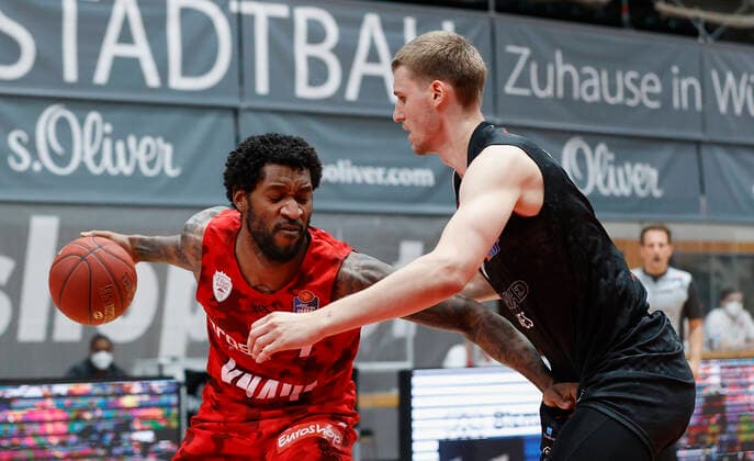 05.05.2021, Basketball, BBL 2020 2021, 33. Spieltag, s.Oliver Wuerzburg - NINERS Chemnitz, GER, Wuerzburg, s.Oliver Arena, Bild: v. li. Perry Jones III (s.Oliver Wuerzburg) und Luis Figge (NINERS Chemnitz) Copyright: HMBxMedia xHeikoxBecker