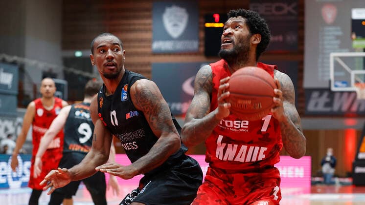05.05.2021, Basketball, BBL 2020 2021, 33. Spieltag, s.Oliver Wuerzburg - NINERS Chemnitz, GER, Wuerzburg, s.Oliver Arena, Bild: v. li. Isiaha Mike (NINERS Chemnitz) und Perry Jones III (s.Oliver Wuerzburg) Copyright: HMBxMedia xHeikoxBecker