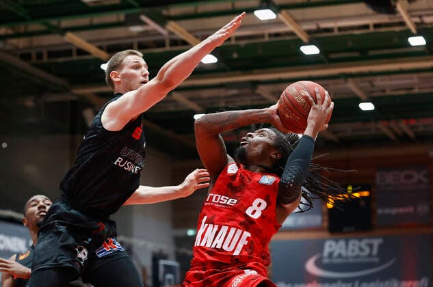 05.05.2021, Basketball, BBL 2020 2021, 33. Spieltag, s.Oliver Wuerzburg - NINERS Chemnitz, GER, Wuerzburg, s.Oliver Arena, Bild: v. li. Jonas Richter (NINERS Chemnitz) und Robert Lowery (s.Oliver Wuerzburg) Copyright: HMBxMedia xHeikoxBecker