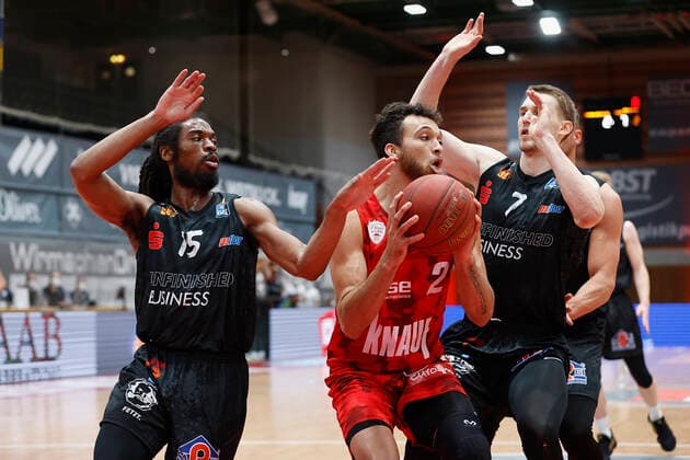 05.05.2021, Basketball, BBL 2020 2021, 33. Spieltag, s.Oliver Wuerzburg - NINERS Chemnitz, GER, Wuerzburg, s.Oliver Arena, Bild: v. li. Marcus Thornton (NINERS Chemnitz), Brekkott Chapman (s.Oliver Wuerzburg) und Jonas Richter (NINERS Chemnitz) Copyright: HMBxMedia xHeikoxBecker