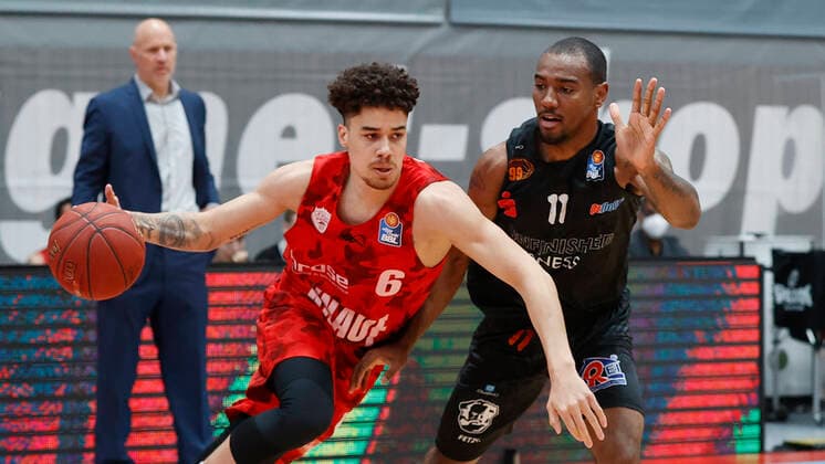05.05.2021, Basketball, BBL 2020 2021, 33. Spieltag, s.Oliver Wuerzburg - NINERS Chemnitz, GER, Wuerzburg, s.Oliver Arena, Bild: v. li. Tyson Ward (s.Oliver Wuerzburg) und Isiaha Mike (NINERS Chemnitz) Copyright: HMBxMedia xHeikoxBecker